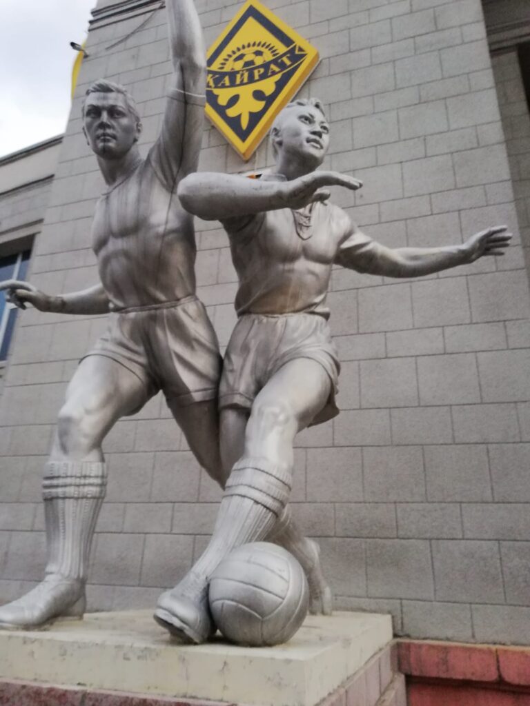 статуя футболистов